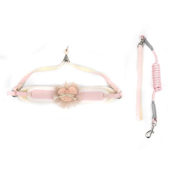 Imagen que muestra el producto Arnés Micky Para Mascotas. Arnés con correa, cuenta con gancho para ajustar y anillo tipo D para fijar la correa. Material: Poliéster Color: Beige, verde, azul, rosado Disponible: Razas pequeñas.