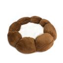 Imagen que muestra el producto Cama De Flor Para Mascotas. Cama para mascotas con diseño de flor, cuenta con forraje de felpa suave. Cómoda y resistente. Material: Poliéster, sintético                                                   Color: Azul, negro, café                                                                      Disponible: Razas pequeñas Medidas: PEQUEÑA: Largo40 cm *Ancho40 cm*Alto16 cm MEDIANA: Ancho 56 cm