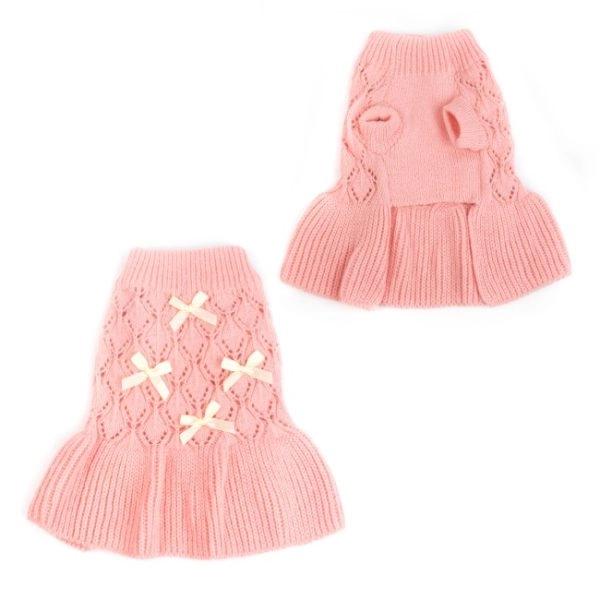 Imagen que muestra el producto Vestido Tejido Con Moños Para Mascotas. Vestido tejido cuello tortuga con moños. Material: Poliéster Color: Rosado, café, azul Disponible: Razas pequeñas y medianas.