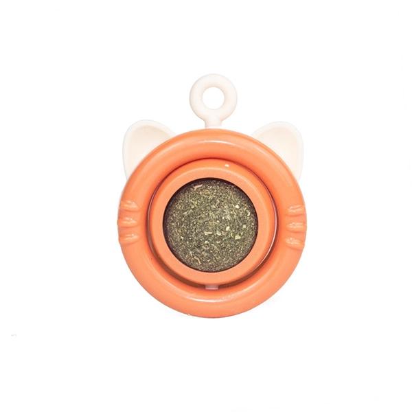 Imagen que muestra el producto Juguete Catnip Gatito. Juguete catnip gatito cuenta con manija en la parte superior que hace girar la bolita de catnip para después de su uso cubrir. Trae dos adhesivos. Material: Plástico, catnip Color: Naranja, gris con blanco, amarillo con verde, verde oscuro Disponible: Razas pequeñas