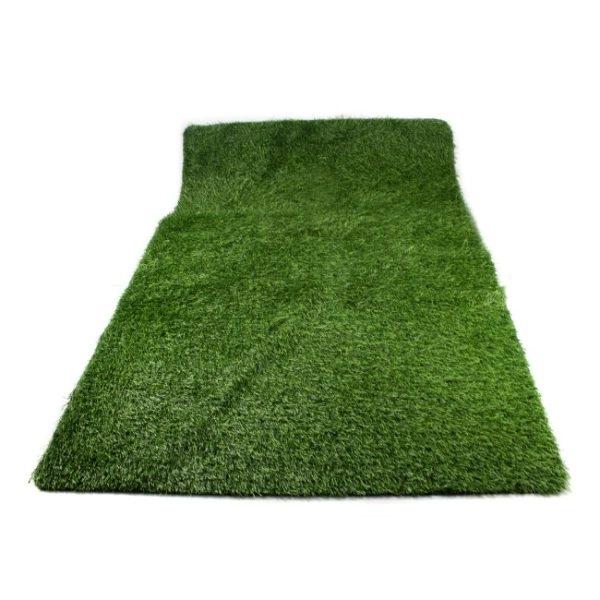 Imagen que muestra el producto Alfombra Sintetica Para Mascotas. Tapete entrenador con textura artificial que simula la sensación que produce el pasto auténtico. Material: Sintético Color: Verde Disponible: Mascotas grandes.