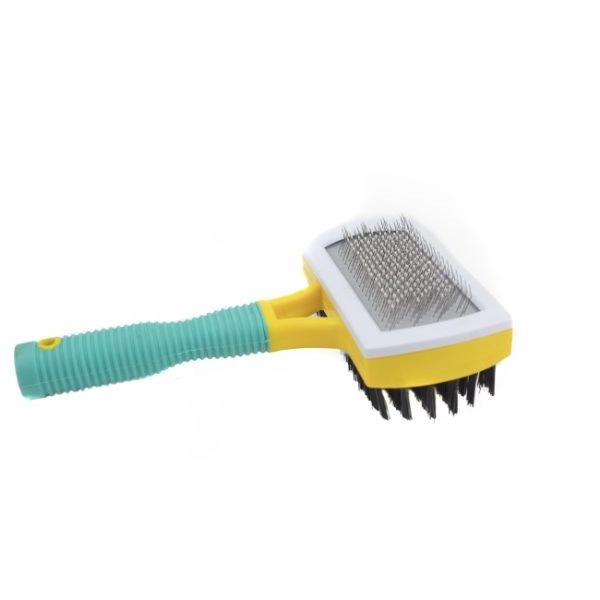 Imagen que muestra el producto Carda Doble Para Mascotas. Cepillo de cabeza cuadrada, mango antideslizante y dos tipos de cerdas: metalicas y sintéticas. Ayuda a eliminar el polvo y la suciedad. Material: plástico, metal, sintético Color: Amarillo, negro Disponible: Razas pequeñas y medianas con pelaje largo o sensibles al cepillado.