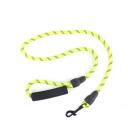 Imagen que muestra el producto Correa Con Tejido Reflectivo Para Mascotas. Correa con tejido reflectivo, mango cómodo y gancho para fijar al arnés o collar. Material: Poliéster, metal  Color: Rojo, azul, rosado, negro, verde                                                                                           Disponible: Razas pequeñas. Medidas: Largo 1,10cm * Ancho1,5cm