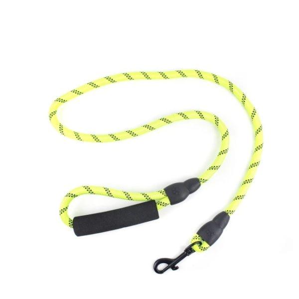 Imagen que muestra el producto Correa Con Tejido Reflectivo Para Mascotas. Correa con tejido reflectivo, mango cómodo y gancho para fijar al arnés o collar. Material: Poliéster, metal  Color: Rojo, azul, rosado, negro, verde                                                                                           Disponible: Razas pequeñas. Medidas: Largo 1,10cm * Ancho1,5cm