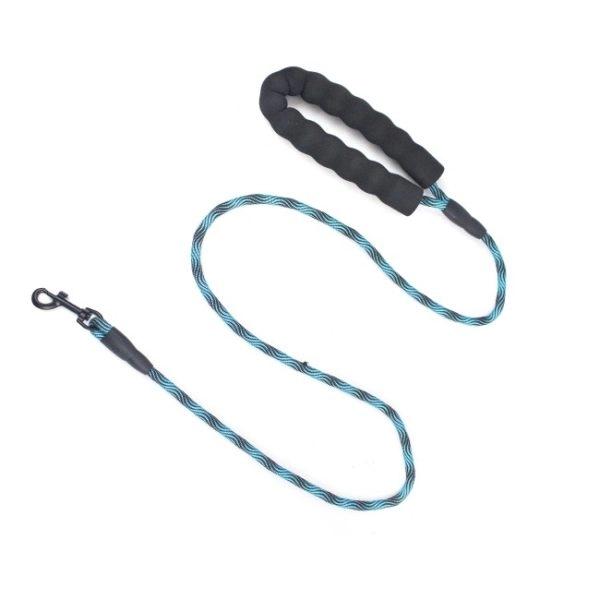 Imagen que muestra el producto Correa Con Resorte  Para Mascotas. Correa con mango cómodo y gancho para fijar al arnés o collar. Material: Poliéster, metal  Color: Rojo, verde, azul, rosado                                                                                              Disponible: Razas pequeñas , medianas . Medidas: Largo 1,20cm* Ancho 0,5cm