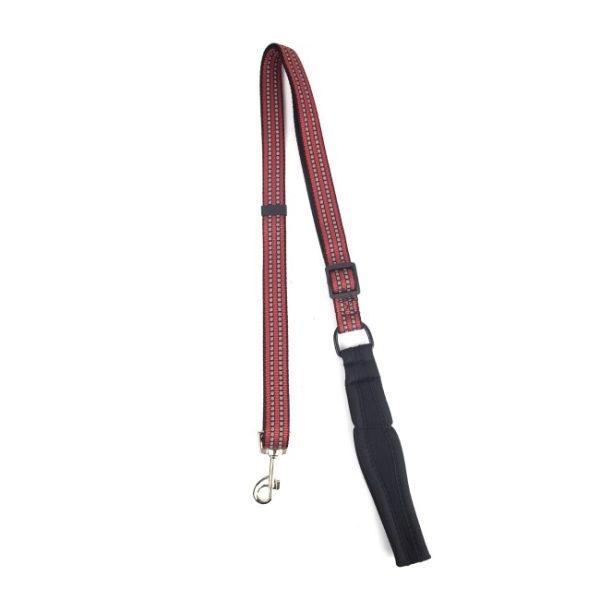 Imagen que muestra el producto Correa Plana Con Tejido Reflectivo Para Mascotas. Correa con tejido reflectivo, cuenta con hebilla para graduar. Material: Poliéster Color: Rojo Disponible: Razas medianas y grandes