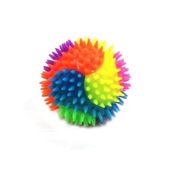 Imagen que muestra el producto Pelota Chillona De Colores Para Mascotas. Pelota multicolor, cuenta con textura de púas y luz led interna. Material: Caucho                                                                                                      Color: Disponible en la foto                                                                                     Disponible: Razas pequeñas.