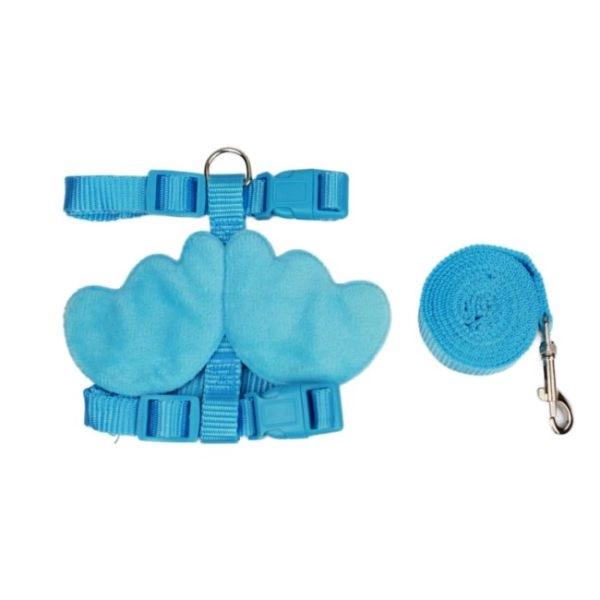 Imagen que muestra el producto Arnés Con Alas Para Mascotas. Arnés tipo H con alas, cuenta con hebillas ajustables y broches de seguridad. Material: Poliéster Color. Azul oscuro, azul claro, rosado, morado, rojo, negro  Disponible: Razas pequeñas.