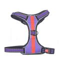 Imagen que muestra el producto Arnés Con Diseño Reflectivo Para Mascotas. Arnés para mascotas con tejido reflectivo, cuenta con broches de seguridad y anillos tipo D en la parte superior e inferior. Material: Poliéster Color: Negro, rojo, azul, morado Disponible: Razas medianas y grandes.