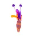 Imagen secundaria del producto Juguete Zanahoria Para Mascotas. Juguete con diseño de zanahoria, cuenta con plumas en la parte superior. Material: Poliéster, plumas Color: Verde, azul, amarillo Disponible: Razas pequeñas.