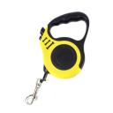 Imagen que muestra el producto Correa Retractil Para Mascotas. Correa retractil con estampado de huesitos, cuenta con botones para fijar la correa o soltarla. Trae 5M de cuerda. Material: PVC, metal      Color: Verde, azul, rojo, amarillo, rosado                                                                            Disponible: Razas pequeñas y medianas de hasta 20 kg. Medidas: Talla M Largo 5M * 20kg