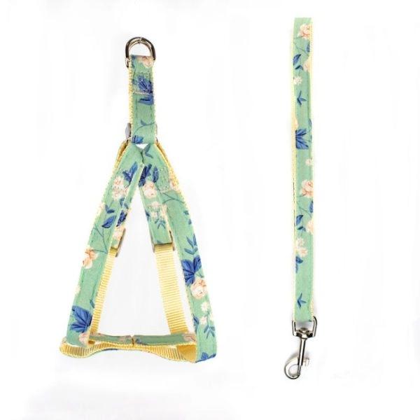Imagen que muestra el producto Arnés De Flores Para Mascotas. Arnés con correa, cuenta con estampado de flores, hebillas ajustables, broche de seguridad y anillos tipo D para fijar la correa. Material: Poliéster, metal Color: Rosado, amarillo, negro, verde, beige Disponible: Razas pequeñas. Medidas: TALLA XS CUELLO 23-33 CM TORSO MIN-MAX 30-45 CM PESO MAXIMO – APROX 2-5 KG, TRAILLA 1,20 CM
