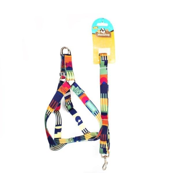 Imagen que muestra el producto Arnés Estampado Con Correa Plana  Talla L. Arnés con correa estampado, cuenta con hebilla para ajustar, broche de seguridad y anillo tipo D para fijar la correa.  Material: Poliéster, metal                                                                                                                                Estampado: Militar azul, militar rojo, militar morado, azul, rosado                                                                                                                  Disponible: Razas medianas Medidas: TALLA L CUELLO 46-66 CM TORSO MIN-MAX 61-76 CM PESO MAXIMO APROX 23-36 KG, TRAILLA 1,20 CM