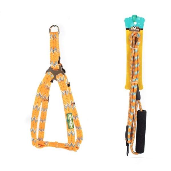 Imagen que muestra el producto Arnes Estampado Zic Zac  Para Mascotas. Arnés con patrón zic zac, cuenta con hebillas ajustables, broche de seguridad, correa redonda y anillos tipo D para fijarla. Material: Poliéster, metal     Color: Azul, rosado, morado, naranja                                                                  Disponible: Razas pequeñas Medidas: TALLA XS CUELLO 23-33 CM TORSO  MIN-MAX 30-45 CM PESO MAXIMO – APROX 2-5 KG, TRAILLA 1,20 CM  TALLA S CUELLO 30-41 CM TORSO MIN-MAX 41-53 CM PESO MAXIMO – APROX 5-11 KG, TRAILLA 1,20 CM