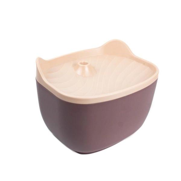 Imagen que muestra el producto Fuente Orejas De Gato Para Mascotas. Fuente de agua para mascotas, cuenta con bomba impermeable silenciosa, dos filtros y cable USB. Capacidad de 2.5L. Material: Plástico Color: Rosado Disponible: Razas pequeñas y medianas.  Medidas: Largo21 cm* Ancho16.5 cm*Alto 15.5 cm