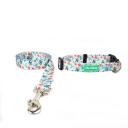 Imagen secundaria del producto Collar Con Correa De Flores. Collar con correa para mascotas, cuenta con estampado de flores, hebilla para ajustar, broche de seguridad y anillo tipo D para fijar la correa.  Material: Poliéster, metal                                                                                                                                Color: Negro, blanco, azul                                                                                                                      Disponible: Razas pequeñas y medianas Medidas: Trailla 1,20cm* / Arnes Largo 46cm * Ancho19cm
