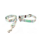 Imagen secundaria del producto Collar Con Correa De Flores. Collar con correa para mascotas, cuenta con estampado de flores, hebilla para ajustar, broche de seguridad y anillo tipo D para fijar la correa.  Material: Poliéster, metal                                                                                                                                Color: Negro, blanco, azul                                                                                                                      Disponible: Razas pequeñas y medianas Medidas: Trailla 1,20cm* / Arnes Largo 46cm * Ancho19cm