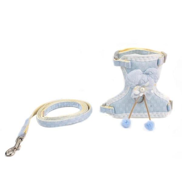 Imagen que muestra el producto Arnes Tipo H Para Mascotas. Arnés tipo H, cuenta con un corazón y moño decorativo, hebillas ajustables, broches de seguridad y anillo tipo D para fijar la correa. Material: Poliéster, metal                                                                                                                 Color: Rosado, azul, amarillo, verde, beige  Disponible: Razas pequeñas. Medidas: TALLA XS: CUELLO 23-33 CM TORSO  MIN-MAX 30-45 CM PESO MAXIMO – APROX 2-5 KG, TRAILLA 1,20 CM TALLA S CUELLO 30-41 CM TORSO MIN-MAX 41-53 CM PESO MAXIMO – APROX 5-11 KG, TRAILLA 1,20 CM