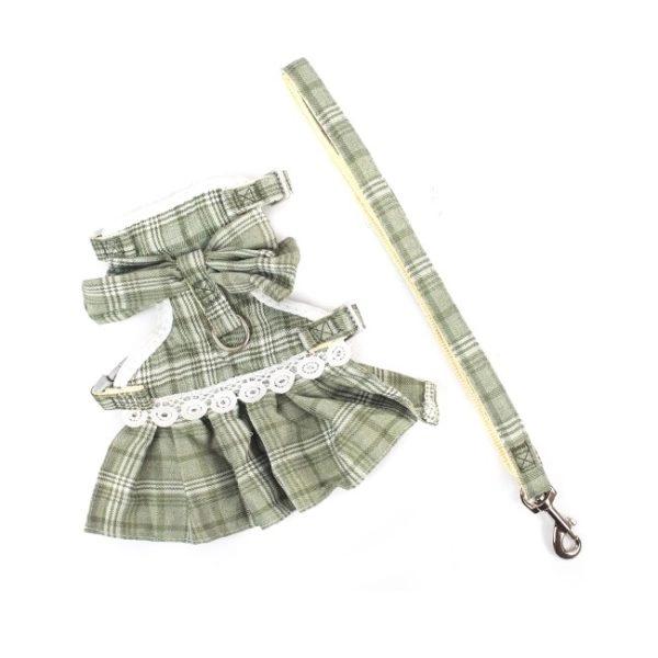 Imagen que muestra el producto Arnes Vestido Para Mascotas. Vestido con diseño tipo tartán, cuenta con correa, hebillas ajustables, moño grande en la parte superior y anillo tipo D para fijar la correa. Material: Poliéster, metal                                                                                                                 Color: Naranja, amarillo, azul, verde, rojo  Disponible: Razas pequeñas. Medidas: TALLA XS: CUELLO 23-33 CM TORSO  MIN-MAX 30-45 CM PESO MAXIMO – APROX 2-5 KG, TRAILLA 1,20 CM TALLA S: CUELLO 30-41 CM TORSO MIN-MAX 41-53 CM PESO MAXIMO – APROX 5-11 KG, TRAILLA 1,20 CM