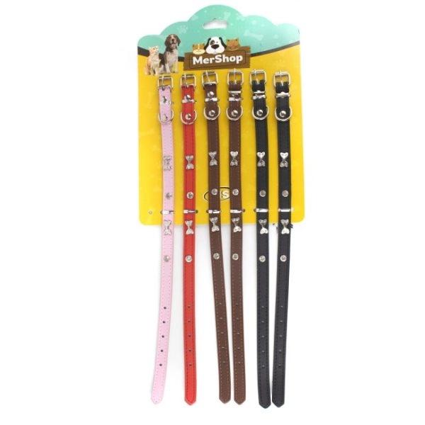 Imagen que muestra el producto Collar Con Forma De Hueso Para Mascotas. Collar con taches en forma de hueso, cuenta con 5 puntos para ajustar a la medida y anillo tipo D para fijar la correa. Material: Cuerina, metal Color: Rojo, rosado, café Disponible: Razas pequeñas. Medidas: Largo 42cm * Ancho1.5cm