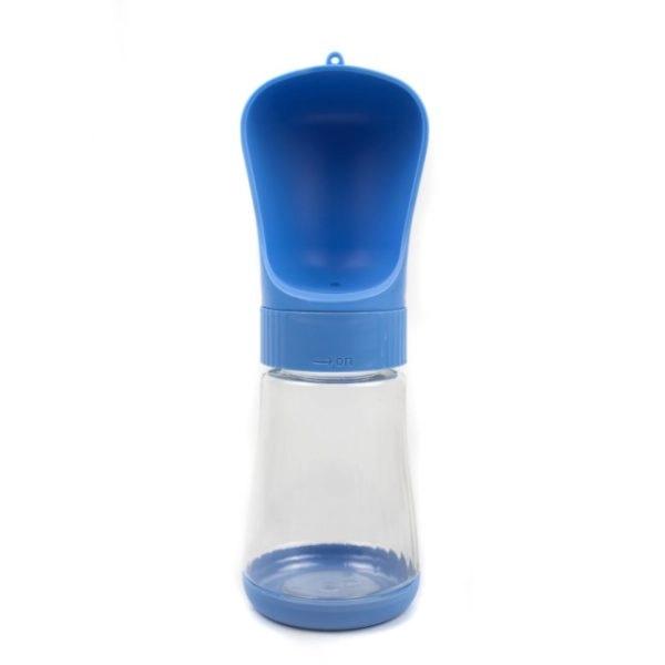 Imagen que muestra el producto Bebedero Portátil Para Mascotas. Bebedero portátil pequeño con sistema de enrosque para dejar salir el agua. Cuenta con tirila para transportar. Capacidad de 330ML y 510ML Material: Plástico Color: Azul, rosado Disponible: Razas pequeñas y medianas.