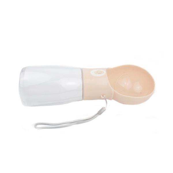 Imagen que muestra el producto Bebedero Portatil Redondo Para Mascotas. Bebedero portatil que matiene el agua fresca y limpia. Cuenta con recipiente redondo, interruptor que expulsa el agua y cordón de tela para fijar y facilitar su transporte. Material: Plástico. Color: Salmón, azul, gris Disponible: Razas pequeñas Medidas: Ancho7,5cm*Alto26,5 cm/ capacidad 380ml