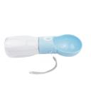 Imagen secundaria del producto Bebedero Portatil Redondo Para Mascotas. Bebedero portatil que matiene el agua fresca y limpia. Cuenta con recipiente redondo, interruptor que expulsa el agua y cordón de tela para fijar y facilitar su transporte. Material: Plástico. Color: Salmón, azul, gris Disponible: Razas pequeñas Medidas: Ancho7,5cm*Alto26,5 cm/ capacidad 380ml