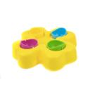 Imagen secundaria del producto Juguete Diseño De Trebol Para Mascotas. Comedero interactivo, cuenta con un diseño en forma de trebol y cuatro compartimentos donde podrá esconder los premios de su mascota. Material: Poléster Color: Morado, azul, amarillo Disponible: Razas pequeñas, medianas y grandes.