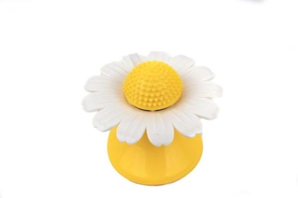 Imagen que muestra el producto Juguete Margarita  Para Mascotas. Juguete interactivo con diseño de margarita, cuenta con ventosa para fijar a superficies planas, luces led, pétalos giratorios, botón extraíble con textura y bolita de catnip. Material: ABS, goma, catnip Color: Amarillo Disponible: Razas pequeñas.