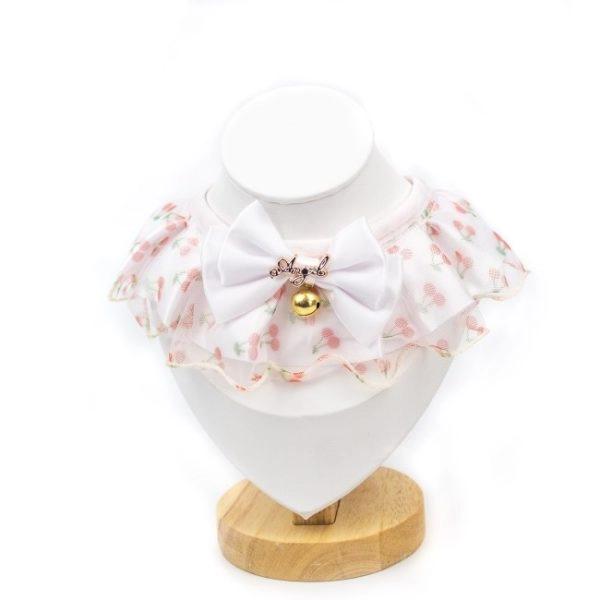 Imagen que muestra el producto Cuello Con Accesorio  Para Mascotas  Talla M. Collar con moño en el centro y cinta de tela ajustable. Talla M. Material: Poliéster Color: morado, rosado, negro, blanco  Disponible: Razas medianas y grandes.