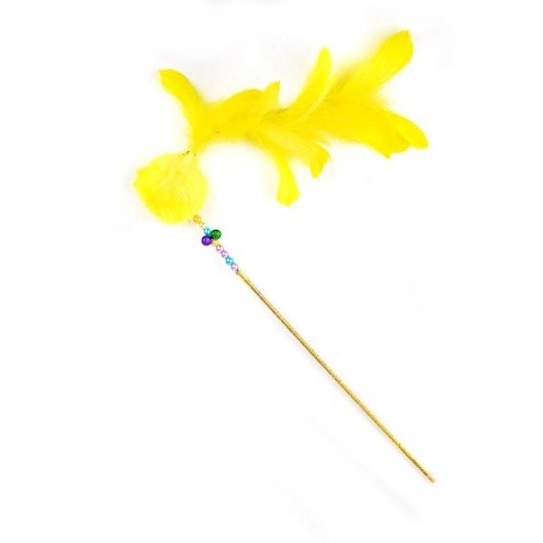Imagen que muestra el producto Juguete Palo Con Plumas Para Mascotas. Caña para mascotas con bolita de felpa y plumas. Material: Poliéster, plástico, plumas  Color: Azul, amarillo, rosado, morado, verde  Disponible: Razas pequeñas