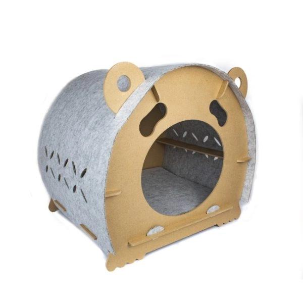 Imagen que muestra el producto Casa Orejas De Oso Para Mascotas. Casa para mascotas fácil de armar, diseño de arco en forma de oso, cuenta con forraje de tela ideal para que su mascota pueda rascarse o afilarse las uñas.  Material: Cartón comprimido, tela                                                                                                                                                                                                                                                                                                     Color: Disponible en la foto                                                                                                                                                                                                                                      Disponible: Razas pequeñas Medidas: Largo 46cm* Ancho 41cm* Alto 42cm