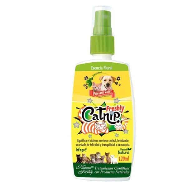 Imagen que muestra el producto Catnip Frasco Natural Freshly 120 Ml. Catnip en spray Natural Freshly equilibra el sistema nervioso central promoviendo un estado de felicidad y tranquilidad. Ingredientes: Armonica asociación de esencias florales.  Presentación: Frasco x 120 ml Disponible: Para gatos de todas las razas y edades.