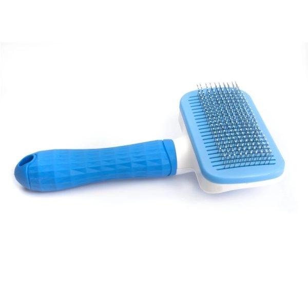 Imagen que muestra el producto Cepillo Cabezal Cuadrado Para Mascotas. Cepillo de cabeza cuadrada con cerdas de metal, mango antideslizante y botón en la parte trasera para expulsar el pelo. Material: Metal, plástico Color: Gris, azul, rosado Disponible: Razas pequeñas y medianas con pelaje largo.