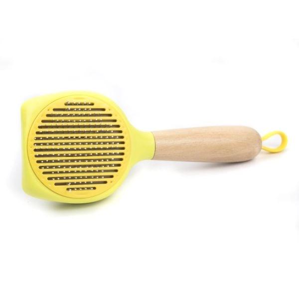 Imagen que muestra el producto Cepillo Cabezal De Gatito Para Mascotas. Cepillo de cabeza redonda en forma de gato, cuenta con cerdas de metal, mango antideslizante y botón en la parte trasera para expulsar el pelo. Material: Metal, madera                                                                                                                       Color: Amarillo, blanco                                                                                                    Disponible: Razas pequeñas y medianas con pelaje largo.