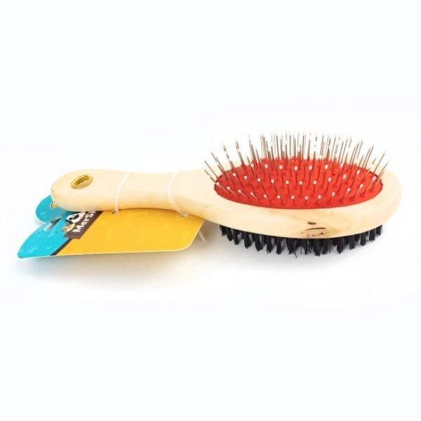 Imagen que muestra el producto Cepillo De Cerdas Metalicas Para Mascotas. Cepillo mantequilla para mascotas, cuenta con dos tipos de cerdas: metalicas y sintéticas. Ayuda a eliminar el polvo y la suciedad. Ideal para mascotas sensibles al cepillado o propensos a los enredos. Material: Madera, metal, sintético Color: Disponible en la foto Disponible: Razas medianas con pelaje largo y liso.