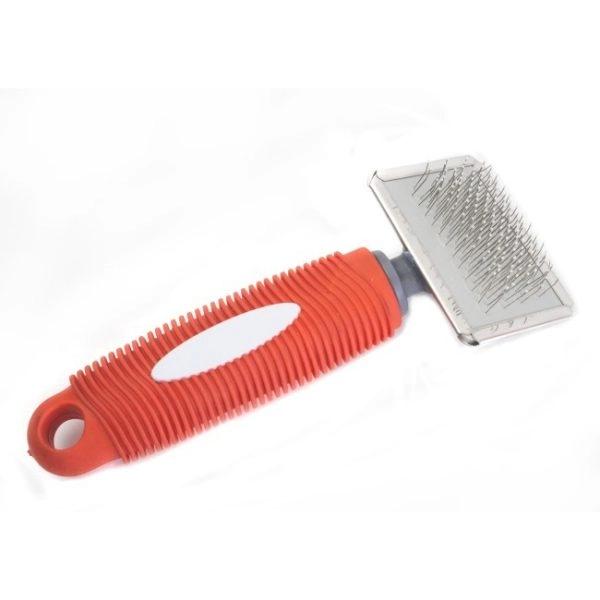 Imagen que muestra el producto Cepillo Quita Nudos  Para Mascotas. Cepillo carda con cerdas tipo púas ideales para desenredar y alisar el pelaje, cuenta con mango antideslizante. Material: Acero inóxidable, goma Color: Rosado, azul, rojo Disponible: Razas pequeñas de pelaje largo o rizado.