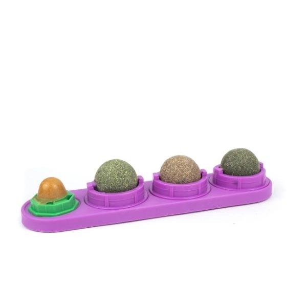 Imagen que muestra el producto Jugueteb Set X3 3 Catnip  Para Mascotas. Set x 3 bolitas de catnip, cuenta con caramelo y adhesivos para pegar a superficies planas. Material: Catnip, caramelo para gatos Color: Verde, morado, azul Disponible: Razas pequeñas.