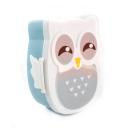 Imagen que muestra el producto Porta Comida Buho. Portacomida buho con cubiertos. Material: Plástico Color: Azul, verde, rosado.