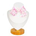 Imagen secundaria del producto Collar Con Moño Estampado. Collar con moño estampado, cuenta con hebilla ajustable y broche de seguridad. Material: Poliéster Color: Rosa mariposa, azul oscuro huellas, rosado con azul rayas, lila flores, rojo estilo tartán, blanco corazones y perritos. Disponible: Razas pequeñas