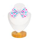 Imagen secundaria del producto Collar Con Moño Estampado. Collar con moño estampado, cuenta con hebilla ajustable y broche de seguridad. Material: Poliéster Color: Rosa mariposa, azul oscuro huellas, rosado con azul rayas, lila flores, rojo estilo tartán, blanco corazones y perritos. Disponible: Razas pequeñas