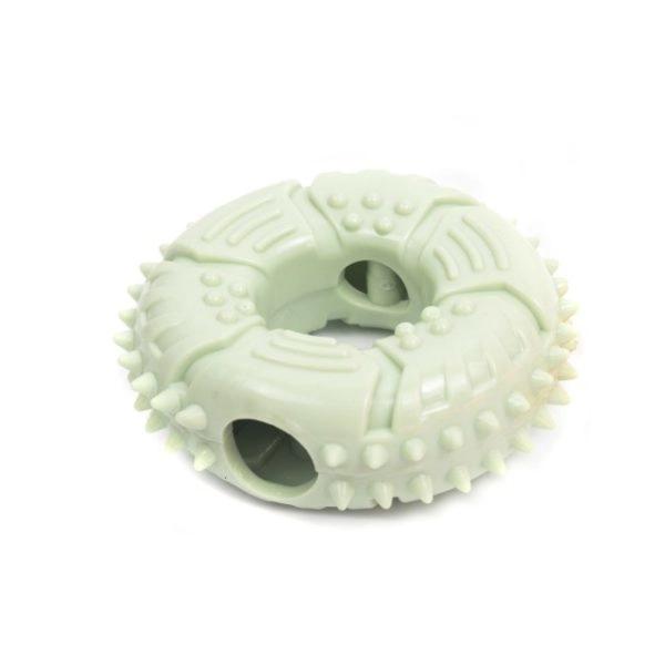 Imagen que muestra el producto Juguete Dona De Premios Para Mascotas. Juguete dona con orificios para agregar croquetas. Material: Plástico Color: Naranja, verde, azul, rosado Disponible: Razas medianas