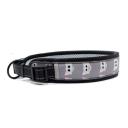 Imagen secundaria del producto Collar Con Tejido Reflectivo Para Mascotas. Collar estampado, cuenta con tejido reflectivo, hebilla ajustable, broche de seguridad y anillo tipo D para fijar la correa. Material: Poliéster, metal                                                                                                 Color: Verde, negro, blanco, morado                                                                    Disponible: Razas pequeñas. Medidas: TALLA S: Largo 50 cm * Ancho 3.5 cm TALLA M : Largo 52 cm * Ancho5.5cm TALLA L: Largo 63 cm * Ancho 5.5 cm