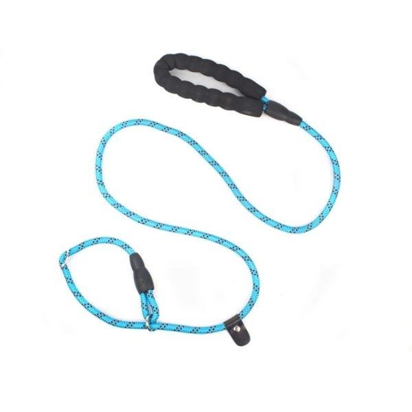 Imagen que muestra el producto Collar De Ahogo Reflectivo Para Mascotas. Collar de ahogo para mascotas con tejido refectivo. Material: Poliéster, metal                                                                                            Color:  negro, rojo, azul                                                                               Disponible: Razas pequeñas, medianas y grandes