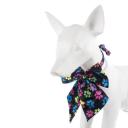 Imagen secundaria del producto Corbatín Diseño Art Para Mascotas. Corbata estampada para mascotas con broche de seguridad. Material: Poliéster Color/estampado: Azul perritos, negro huellas, rojo tipo tartán, azul rayas, blanco estrellas, rosa rayas. Disponible: Razas medianas y grandes.