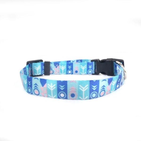 Imagen que muestra el producto Collar Estampados Para Mascotas. Collar estampado para mascotas, cuenta con broche de seguridad y anillo tipo D para fijar la correa. Material: Poliéster                                                                                                                                                                                                      Color: Rosado, negro, azul, azul con rosa, verde militar.                                                                                                                                                                                                             Disponible: Razas pequeñas.