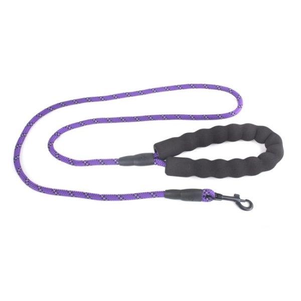 Imagen que muestra el producto Correa Redonda Con  Tejido Reflectivo. Correa con tejido reflectivo, mango cómodo y gancho para fijar al arnés o collar. Material: Poliéster, metal                                                                                              Color: Azul, negro, verde, rosado, morado, rojo                                              Disponible: Razas pequeñas.