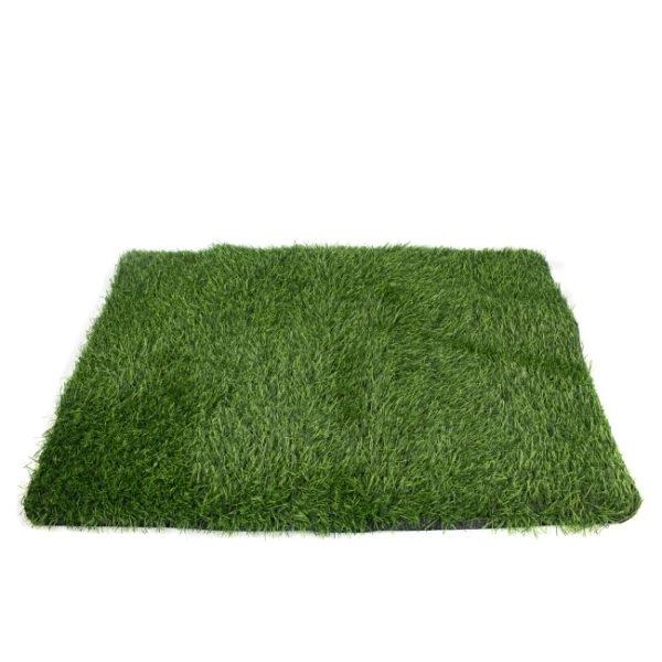 Imagen que muestra el producto Tapete De Entrenamiento Para Mascotas. Tapete entrenador con textura artificial que simula la sensación que produce el pasto auténtico. Material: Sintético Color: Verde Disponible: Mascotas pequeñas, medianas y grandes.