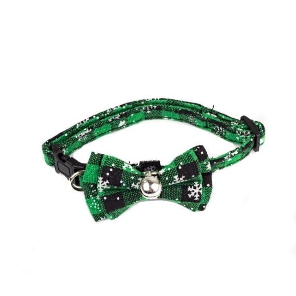 Imagen que muestra el producto Collar Para Mascotas  Talla Xs. Collar con moño decorativo, cuenta con estampado navideño, cascabel, hebilla ajustable, broche de seguridad y anillo tipo D para fijar la correa. Material: Poliéster, metal Color: Rojo, verde                                                                                             Disponible: Razas pequeñas. Medidas: Largo 34 cm * Ancho 1 cm
