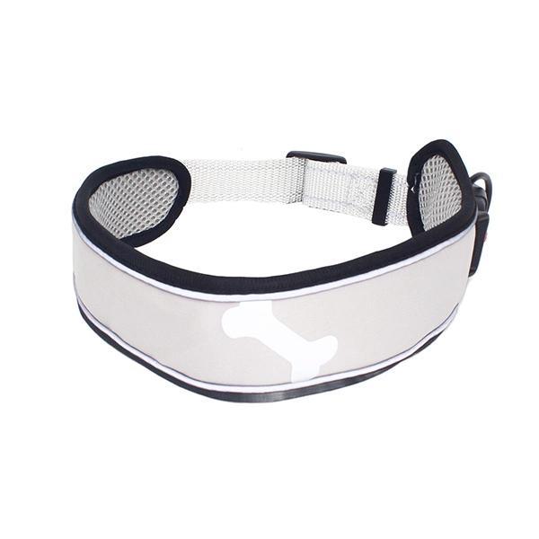 Imagen que muestra el producto Collar Tejido Reflectivo. Collar estampado de hueso con tejido reflectivo, cuenta con hebilla ajustable, anillo redondo para fijar la correa y broche de seguridad con píeza para evitar la apertura del broche. Material: Poliéster Color: Rosado, gris, negro Disponible: Razas medianas y grandes